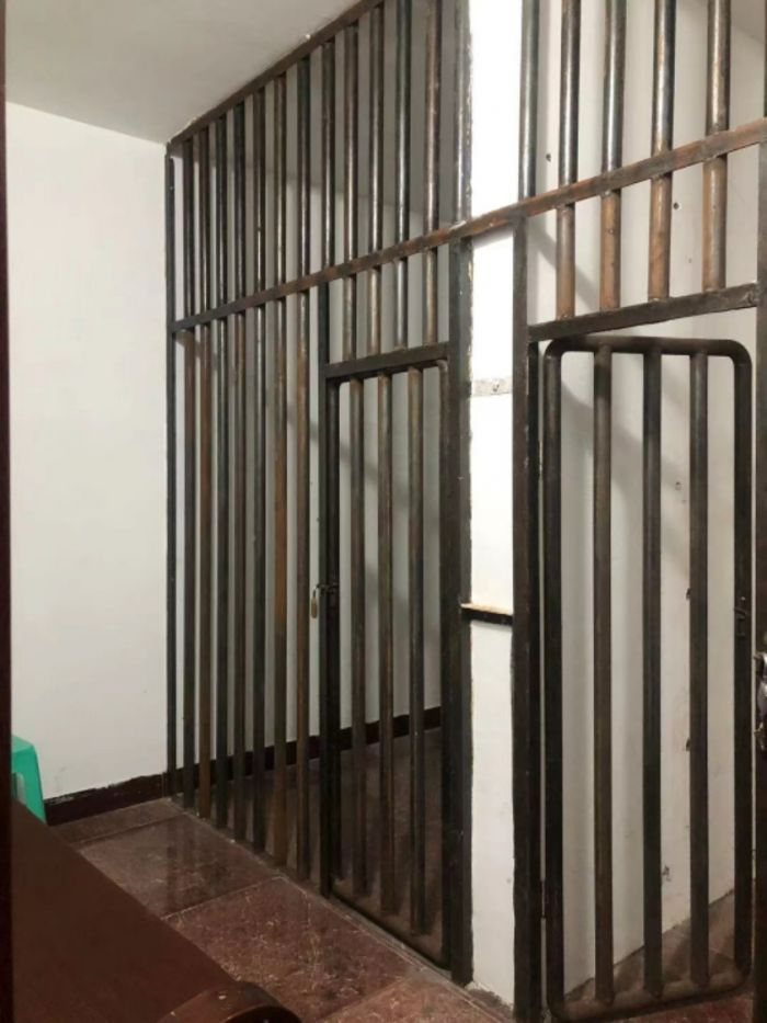 法院羈押室鐵門(mén)軟包處理案例圖